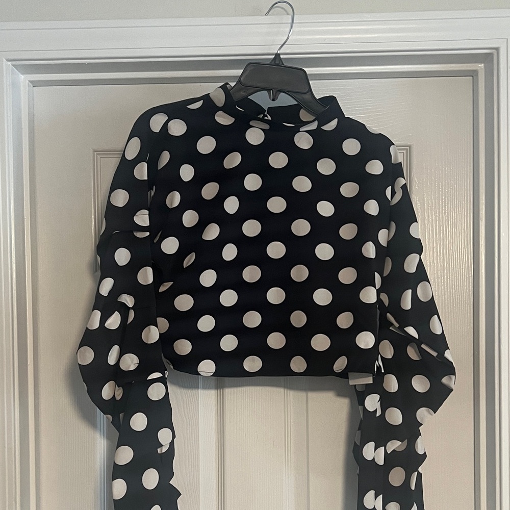 Elegant Black and White Polka Dot Blouse

g